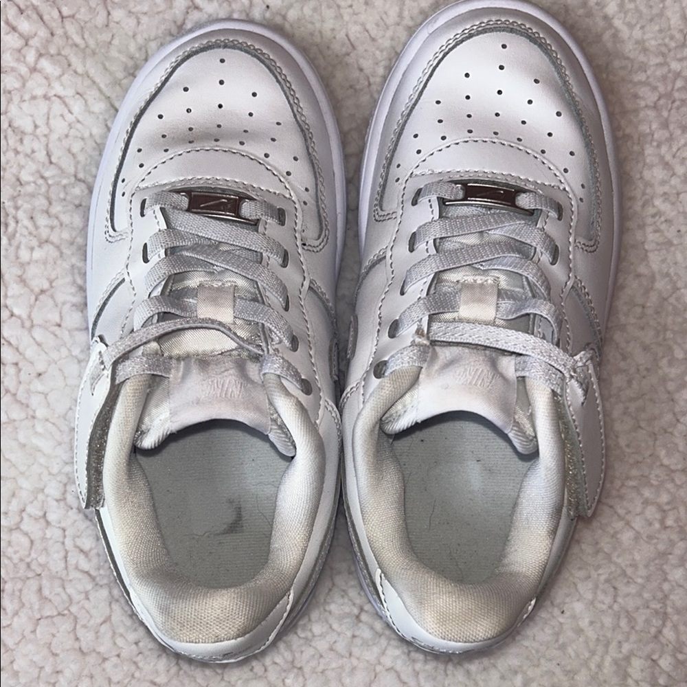 Nike White Sneakers Low-Top Leather Design - Picture 4 of 8